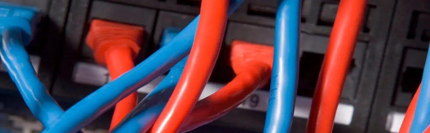 Snap-In Wire Management Vs. Exposed Cables